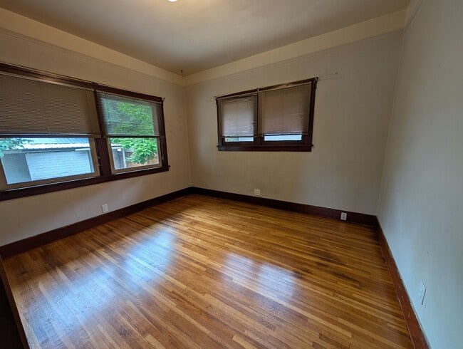 Building Photo - 4 Bedroom 2 Bath Pet-Friendly Normal Hill House