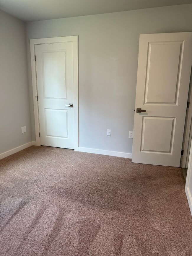 Building Photo - Gorgeous Pet Friendly Three Bedroom Lebano...