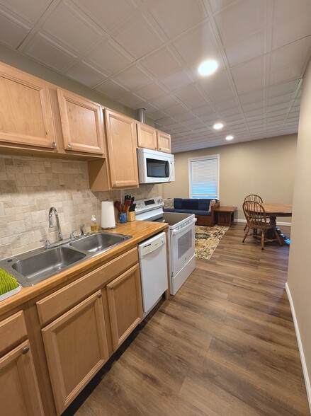 Building Photo - 390 Eastview Dr