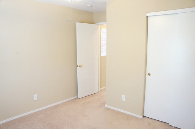 Building Photo - WONDERFUL 2 BEDROOM TOWNHOUSE IN GATED COM...