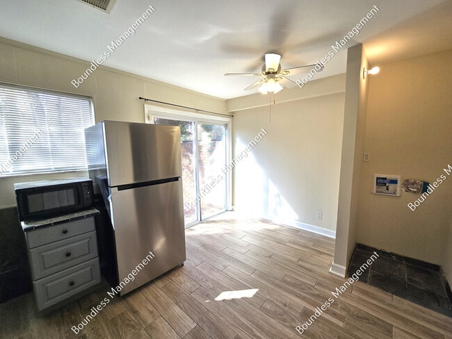 Building Photo - 3081 Colonial Way