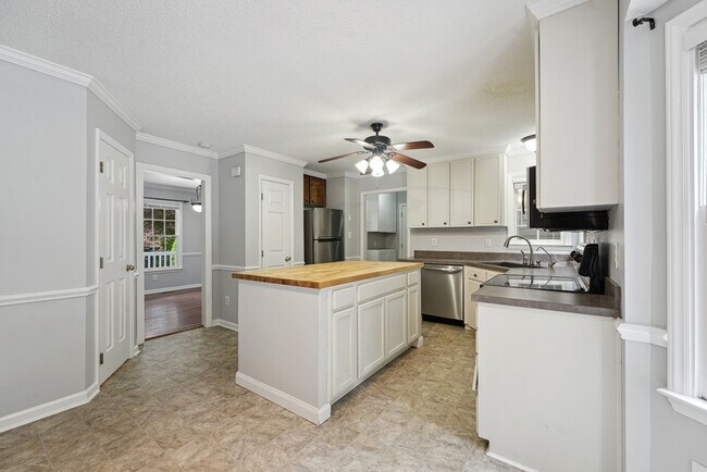 Building Photo - 223 Wintergreen Dr
