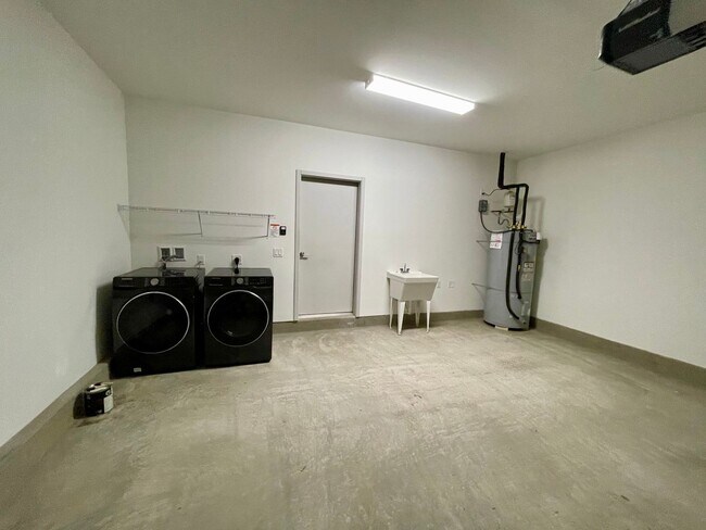 Building Photo - Home for Rent in Hoopili (Lehua) 4 BED/2.5 BATH + Garage!