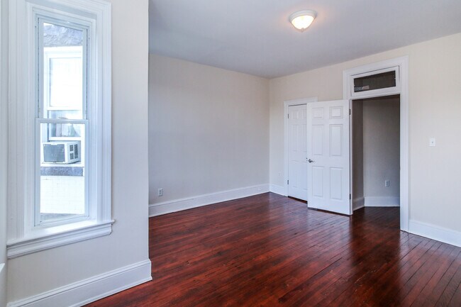 Building Photo - Renovated Columbia Heights 3BD Rowhome wit...
