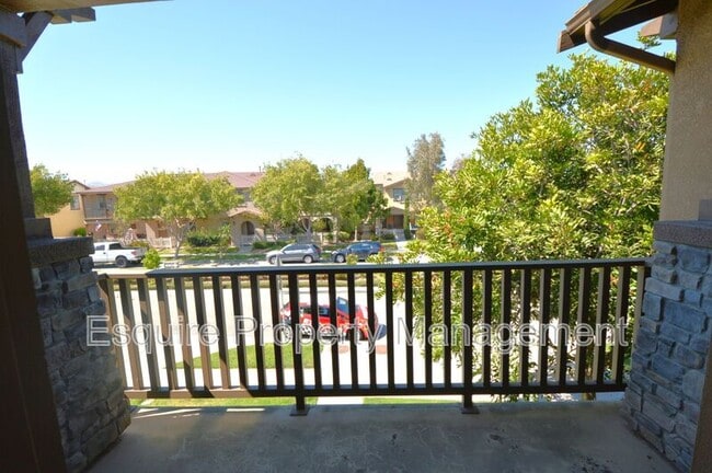 Building Photo - 3246 N Ventura Rd