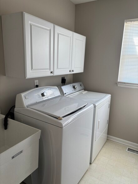 Building Photo - 1150 Chapman Ln