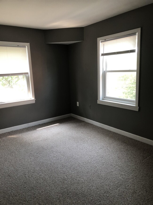 Building Photo - 59 Deer St