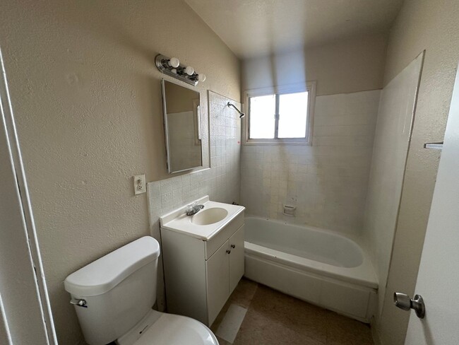 Building Photo - Modern 2-Bedroom Apartment with Garage – Convenient Living!