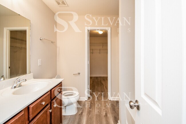 Building Photo - A must see 4-bedroom, 2.5 bath home in Oak Pointe.