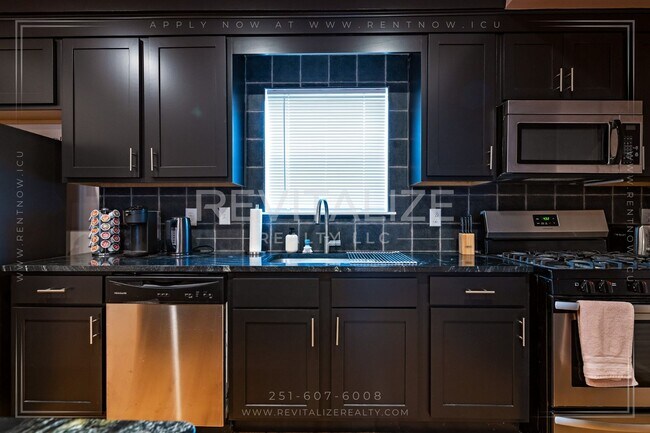 Building Photo - Fully Furnished Townhome w/ Private Garage