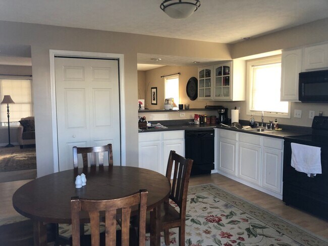 Building Photo - 2 Bedroom Townhouse Available August 2026;...