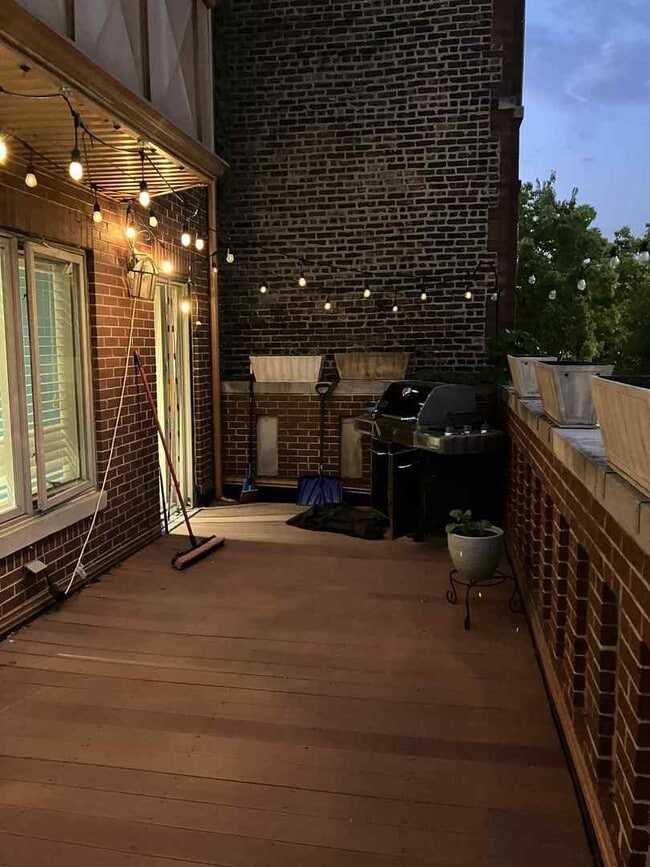 Building Photo - 612 S Western Ave