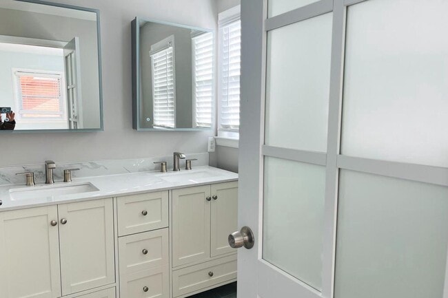 Building Photo - 3900 Laurel Rd