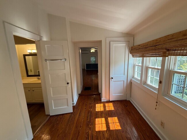 Building Photo - Charming Carriage Home Near The Charleston Battery