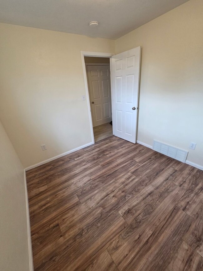 Building Photo - 710 W Cleveland Cir