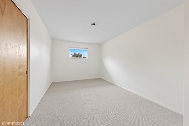 Building Photo - 724 Barnsdale Rd