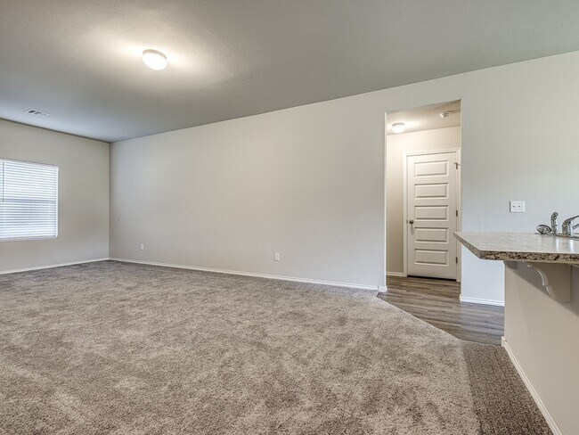 Building Photo - 629 W Lola Dr