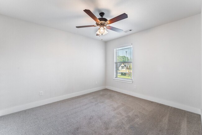 Building Photo - Luxury Living in Bentonville: Modern 4 Bed, 3 Bath Home with Fenced Yard