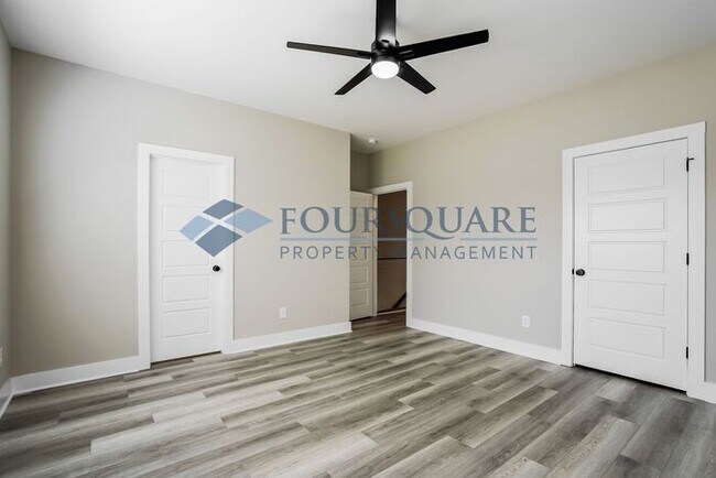 Building Photo - Townhome | Washer/Dryer Included | Back Pa...