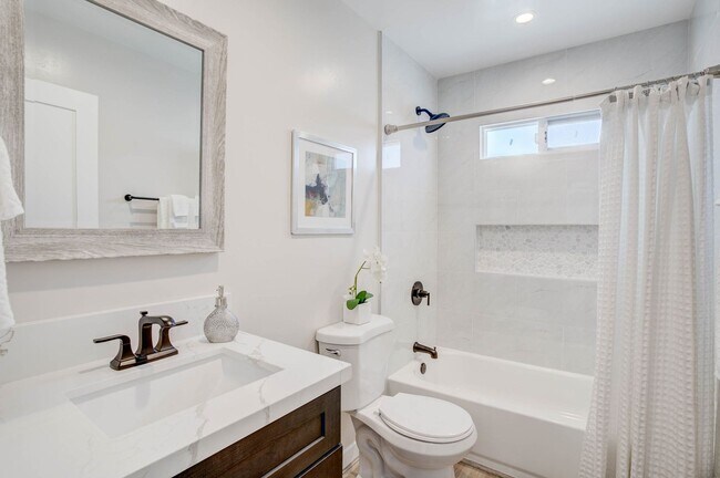 Building Photo - STUNNING UPGRADED UPSTAIRS 2BD/2BA UNIT IN...