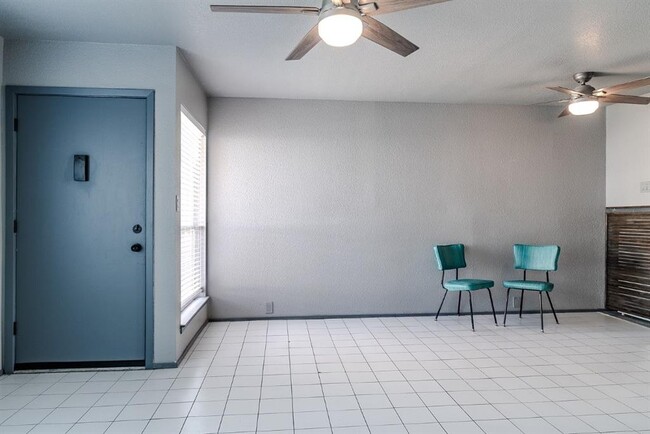 Building Photo - 3303 W Greenridge Dr