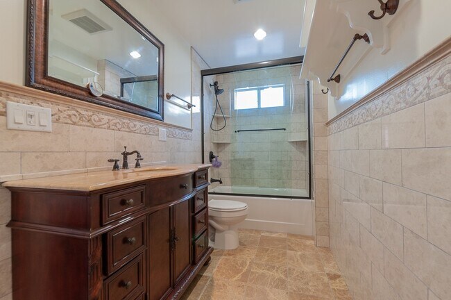 Building Photo - Beautiful 3 bedroom 2 bath with Central AC