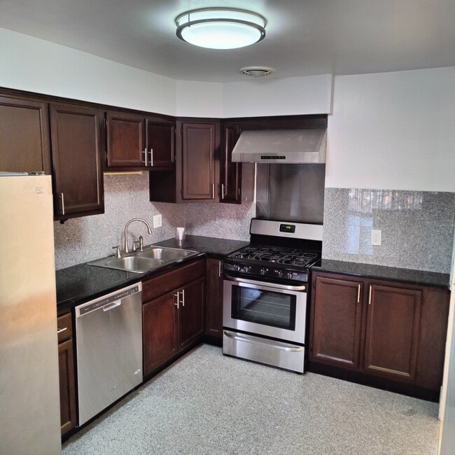 Building Photo - 2356 79th St