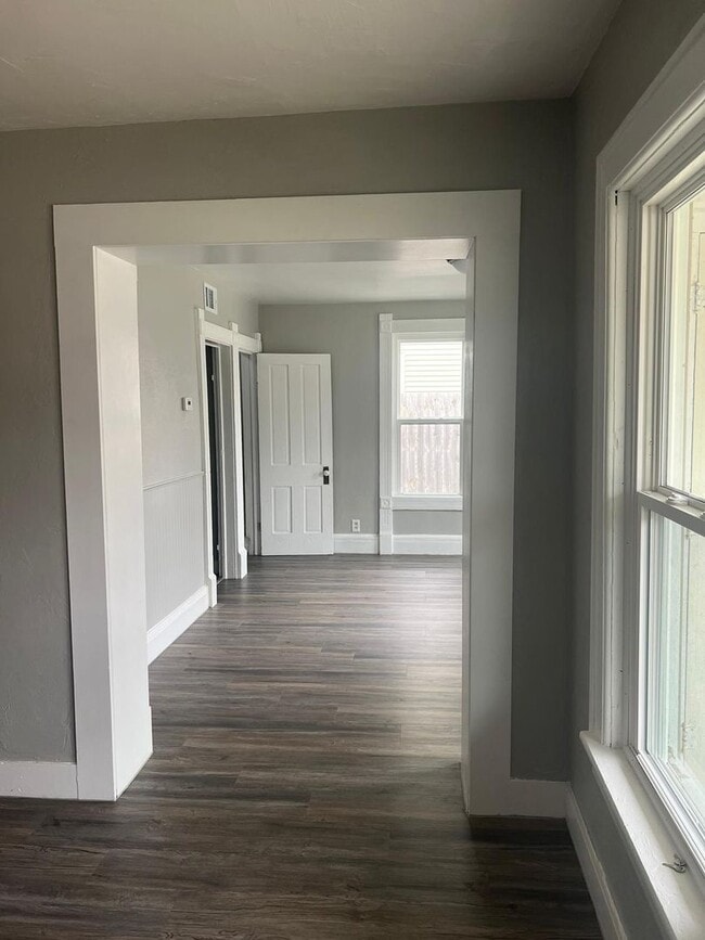 Building Photo - FOR RENT: Recently renovated home in Neenah!