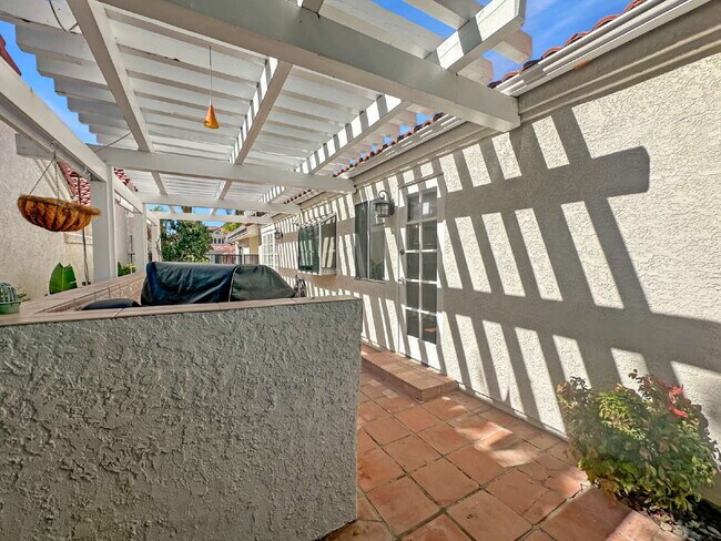 Building Photo - Welcome to this Charming Single-Story Home...