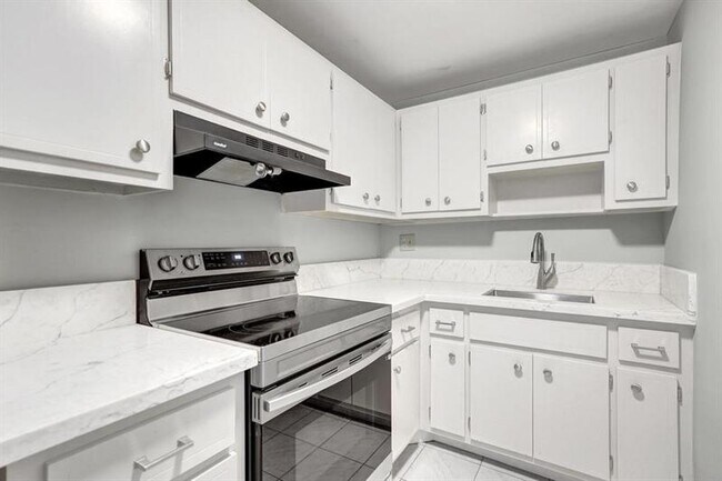 Building Photo - 200 S Birch Rd