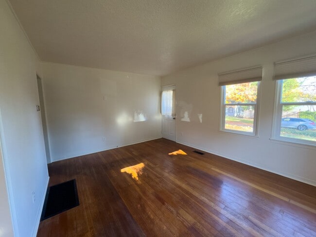 Building Photo - MOVE IN SPECIAL - Charming 2 Bed 1 Bath Home on Fenced Corner Lot in South Salem