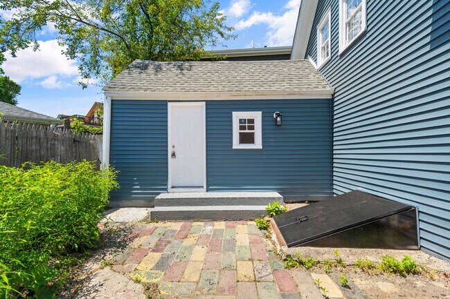 Building Photo - Beautifully Renovated 4-Bedroom Home in Ea...