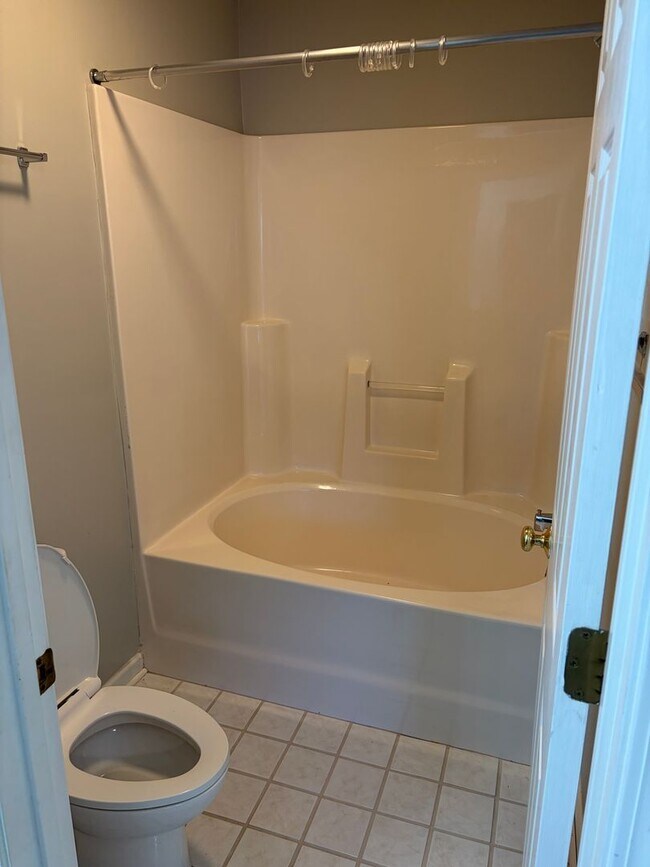 Building Photo - Charming 3 Bed 2 Bath in a gated community!!