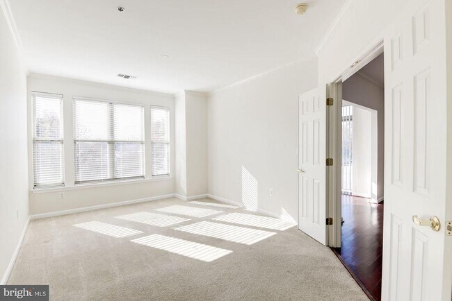 Building Photo - 1860 Stratford Park Pl