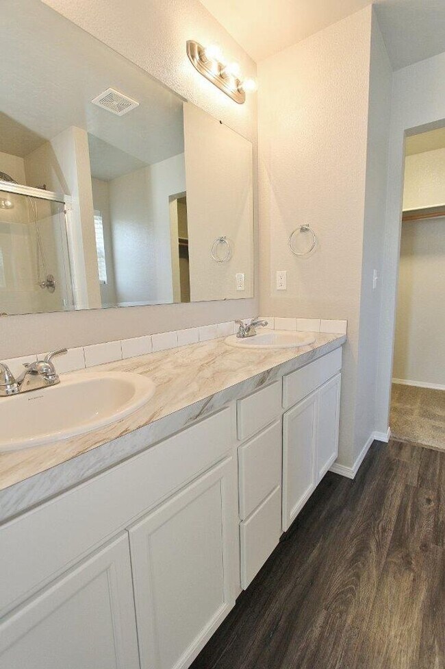 Building Photo - Immaculate Single-Level Home in Quiet Neighborhood