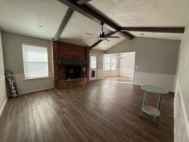 Building Photo - Updated Beauty 3/2