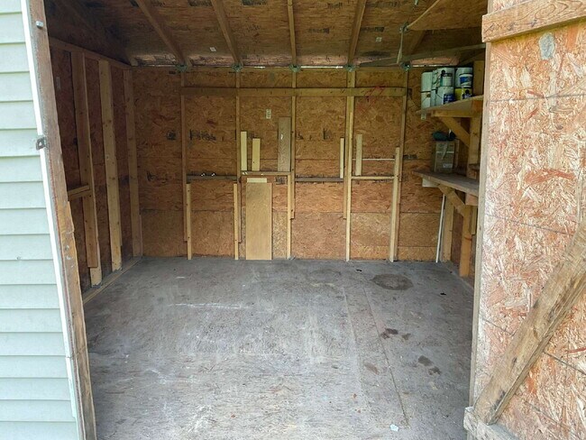 Building Photo - "Charming 3-Bedroom Haven with 2 Full Bath...