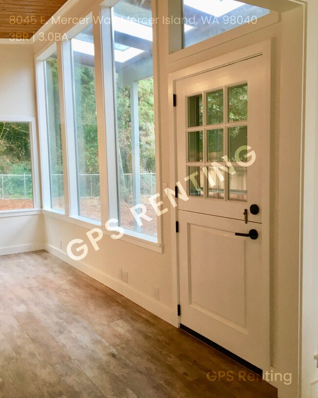Building Photo - Elegant South Mercer Island Home with Lake...