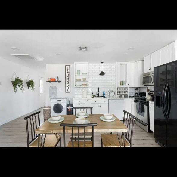 Building Photo - 3330 E Cypress St