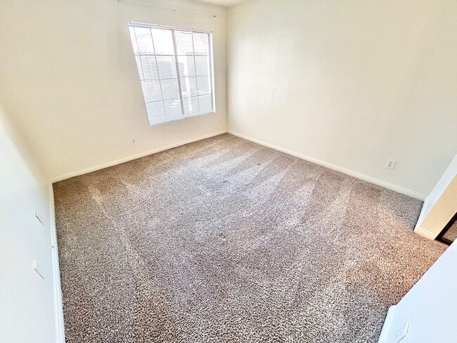 Building Photo - ADORABLE UPSTAIRS CONDO! 2 BEDROOM / 2 FUL...