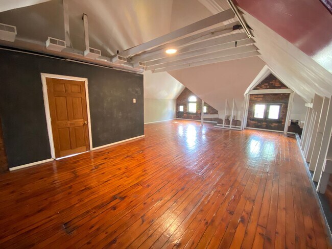 Building Photo - King Ave 59-61 CR