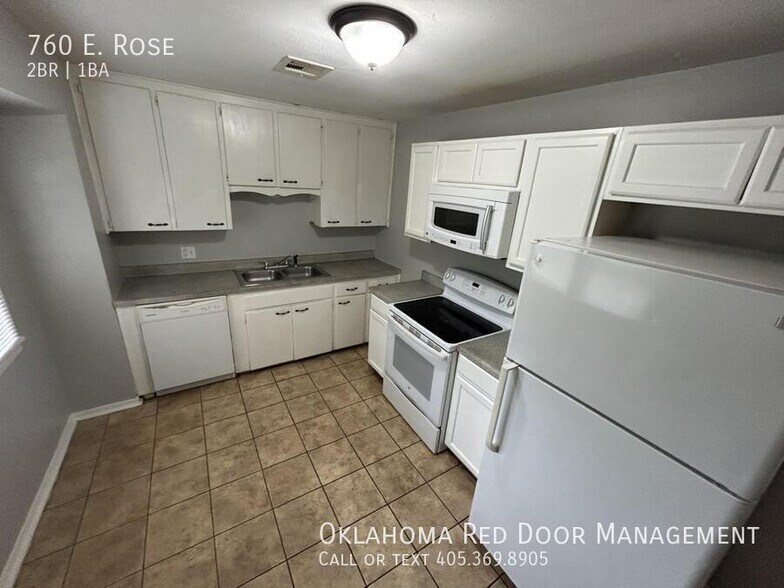 Building Photo - 760 E Rose Dr