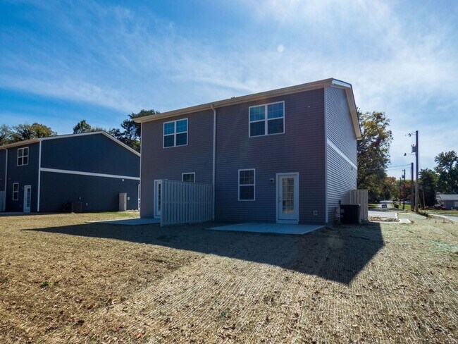 Building Photo - 310 Bogle St