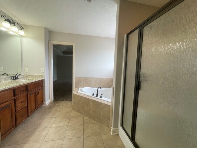 Building Photo - Home For Rent Papillion