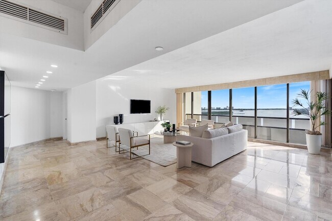 Building Photo - 100 Lakeshore Dr