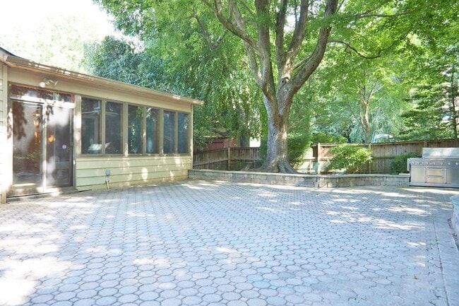 Building Photo - Sparkling and Spacious