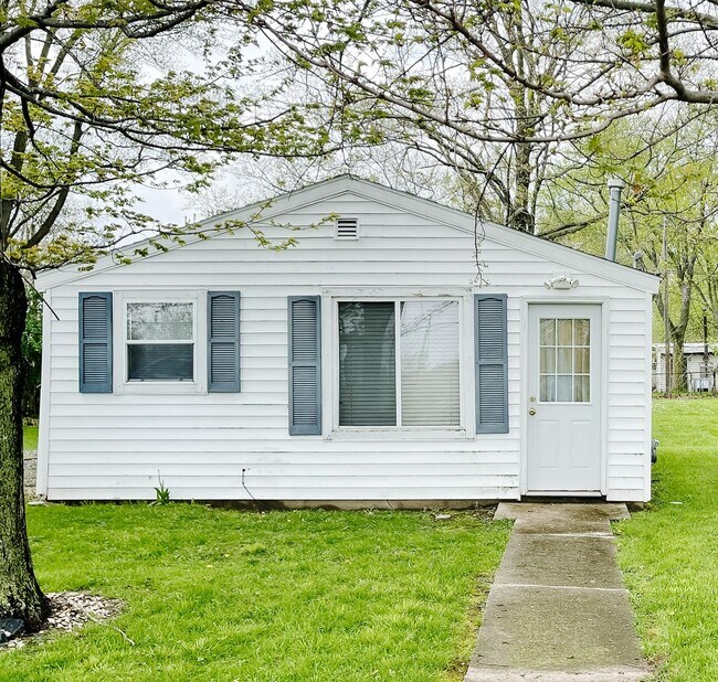 Primary Photo - 1 Bed Home on Big Lot with Off Street Parking