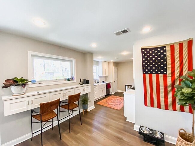 Building Photo - Immaculately Renovated 3 Bedroom 1.5 Bathr...