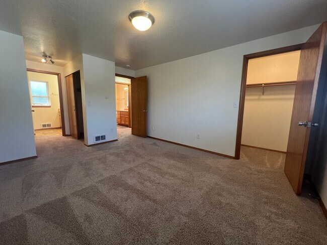 Building Photo - 5612 Seahurst Ave