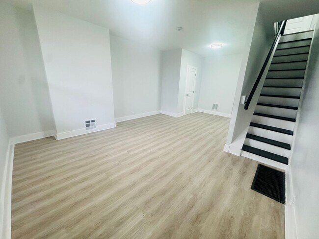 Building Photo - Refreshed 3BR/1.5Bth Home! Section 8 Only